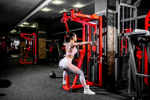 Spor Salonunda Egzersiz Yapan Genç Bir Kadın — Stok fotoğraf