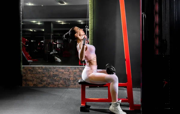 Spor Kıyafetli Genç Bir Kadın Spor Salonunda Egzersiz Yapıyor — Stok fotoğraf