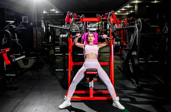 Νεαρή Γυναίκα Κάνει Ασκήσεις Στο Γυμναστήριο — Φωτογραφία Αρχείου