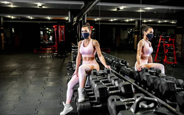 Młoda Kobieta Masce Pozowanie Ćwiczeniach Fitness Siłowni — Zdjęcie stockowe