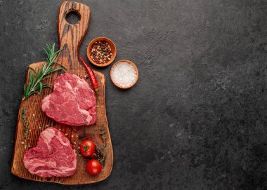 Siyah arka planda baharatlı dilimlenmiş biftek. 