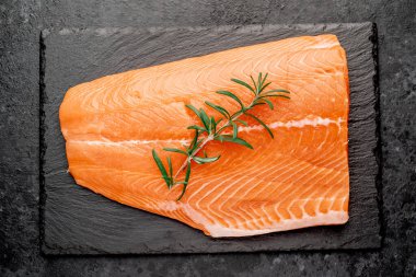 Siyah tahtada çiğ somon filetosu