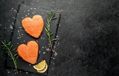 Siyah taşlı baharatlı çiğ somon fileto. 