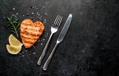 Siyah tahtada baharatlı ızgara somon bifteği.