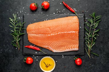 Siyah tahtada çiğ somon filetosu