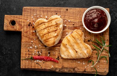 Siyah masada ızgara et, yakın çekim. 