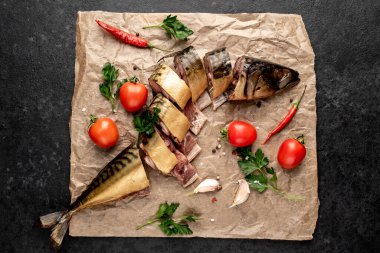 Baharatlı, domatesli ve maydanozlu uskumru. 