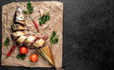 Baharatlı, domatesli ve maydanozlu uskumru. 