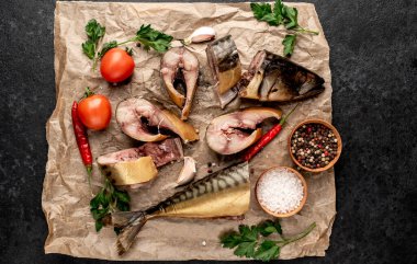 Baharatlı, domatesli ve maydanozlu uskumru. 