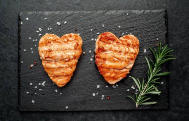 Siyah tahtada baharatlı ızgara somon bifteği.