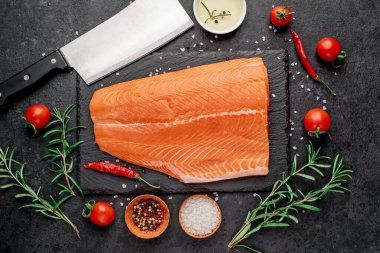 Siyah tahtada çiğ somon filetosu