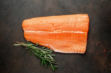 Siyah tahtada çiğ somon filetosu