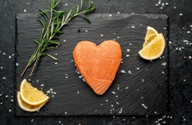 Siyah taşlı baharatlı çiğ somon fileto. 