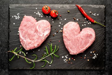 Siyah masada çiğ et, yakın plan çekim.    