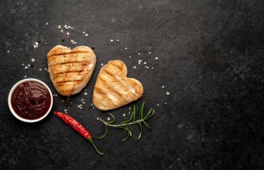 Siyah masada ızgara et, yakın çekim. 