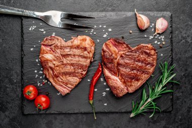 Siyah taş arka planda ızgara et.