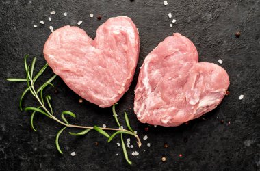 Siyah masada çiğ et, yakın plan çekim.    