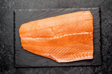 Siyah tahtada çiğ somon filetosu