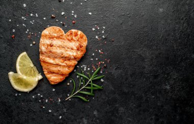 Siyah tahtada baharatlı ızgara somon bifteği.