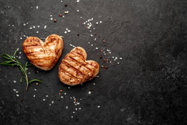 Siyah masada ızgara et, yakın çekim. 