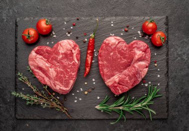 Siyah arka planda baharatlı dilimlenmiş biftek. 