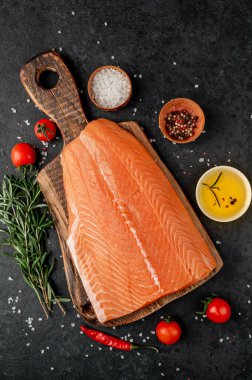 Siyah tahtada çiğ somon filetosu