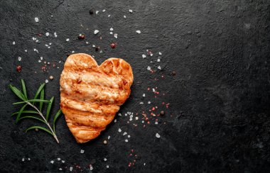 Siyah tahtada baharatlı ızgara somon bifteği.