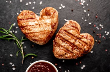 Siyah masada ızgara et, yakın çekim. 