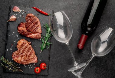 Siyah taş arka planda ızgara et.