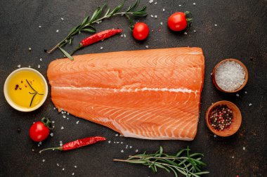 Siyah tahtada çiğ somon filetosu