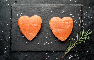 Siyah taşlı baharatlı çiğ somon fileto. 