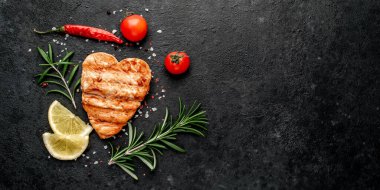 Siyah tahtada baharatlı ızgara somon bifteği.