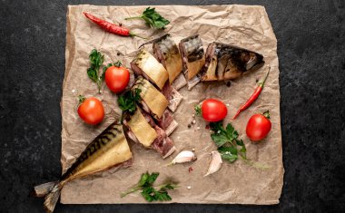 Baharatlı, domatesli ve maydanozlu uskumru. 