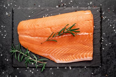 Siyah tahtada çiğ somon filetosu