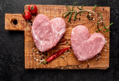 Siyah masada çiğ et, yakın plan çekim.    