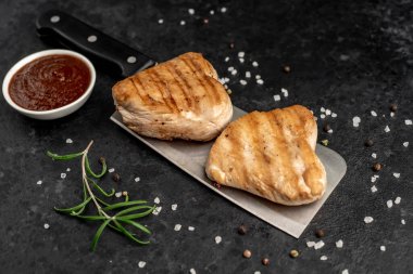 Siyah masada ızgara et, yakın çekim. 