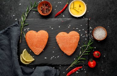 Siyah taşlı baharatlı çiğ somon fileto. 