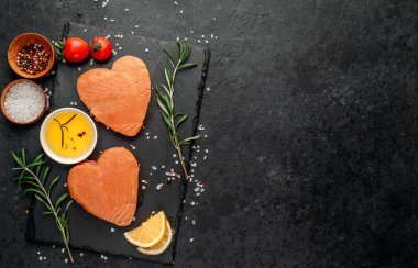 Siyah taşlı baharatlı çiğ somon fileto. 