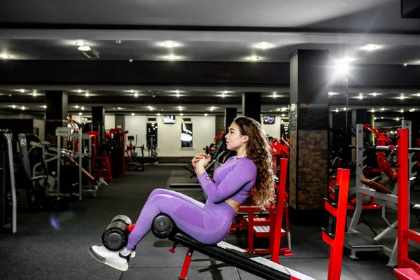 Jonge Vrouw Doet Oefeningen Fitnesstoestellen Sportschool — Stockfoto