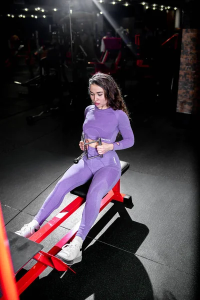 Νεαρή Γυναίκα Κάνει Ασκήσεις Σχετικά Τον Εξοπλισμό Γυμναστικής Στο Γυμναστήριο — Φωτογραφία Αρχείου
