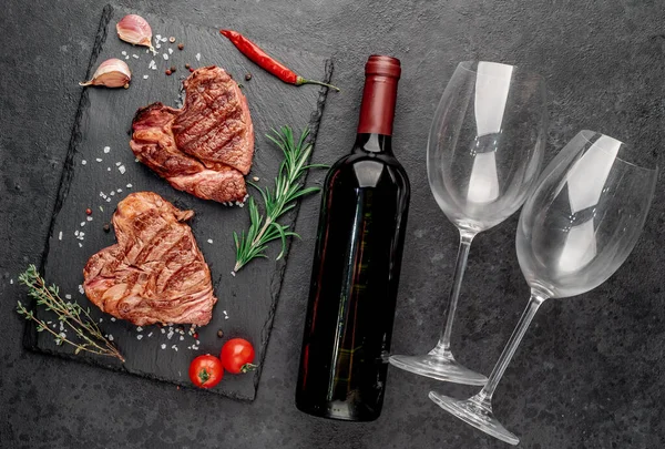 Carne Res Parrilla Sobre Fondo Piedra Negra —  Fotos de Stock