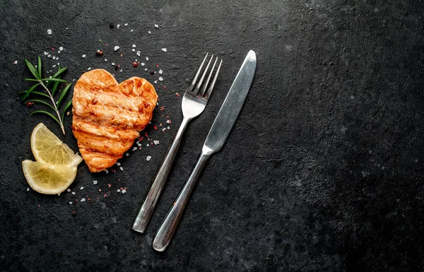 Siyah tahtada baharatlı ızgara somon bifteği.