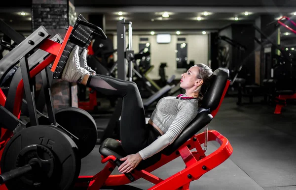 Giovane Donna Che Esercizi Attrezzature Fitness Palestra — Foto Stock