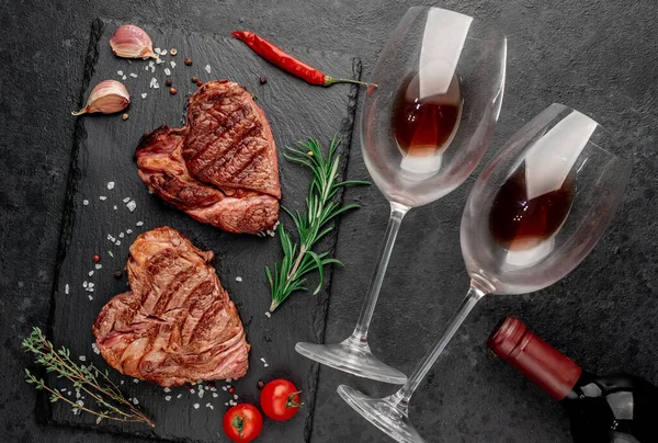 Carne Res Parrilla Sobre Fondo Piedra Negra —  Fotos de Stock