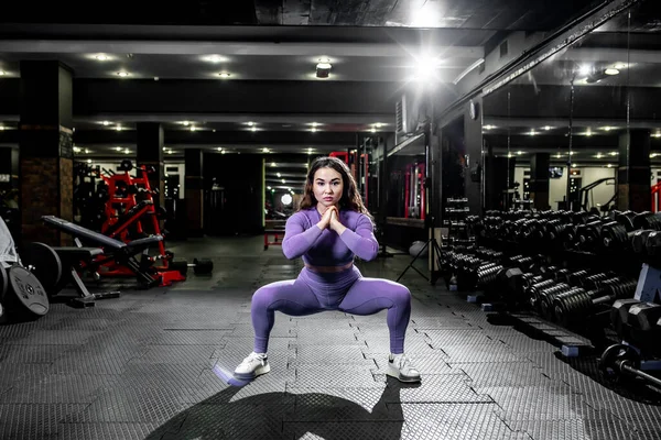Mujer Joven Haciendo Ejercicios Fitness Gimnasio — Foto de Stock