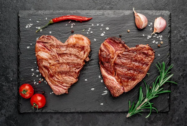 黒石の背景に牛の肉を焼き — ストック写真