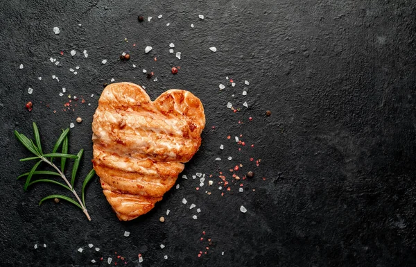 Siyah tahtada baharatlı ızgara somon bifteği.