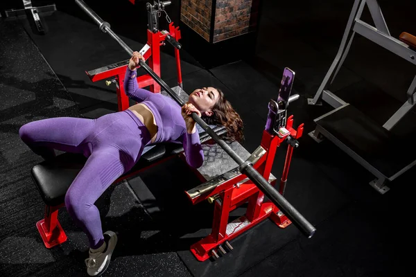 Jonge Vrouw Doet Oefeningen Met Lange Halter Sportschool — Stockfoto