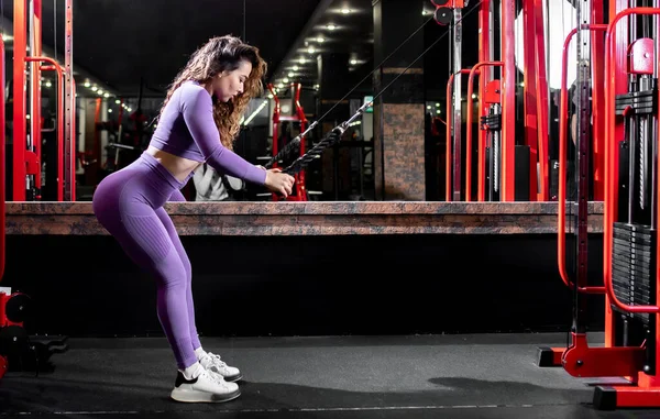 Ung Kvinna Gör Övningar Träningsredskap Gymmet — Stockfoto