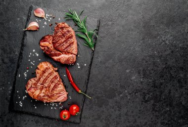 Siyah taş arka planda ızgara et.